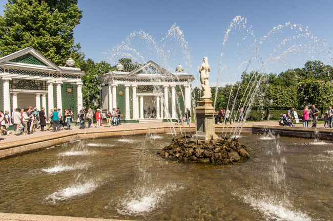 Ein Fontänen-Brunnen in der Sommerresidenz Peterhof